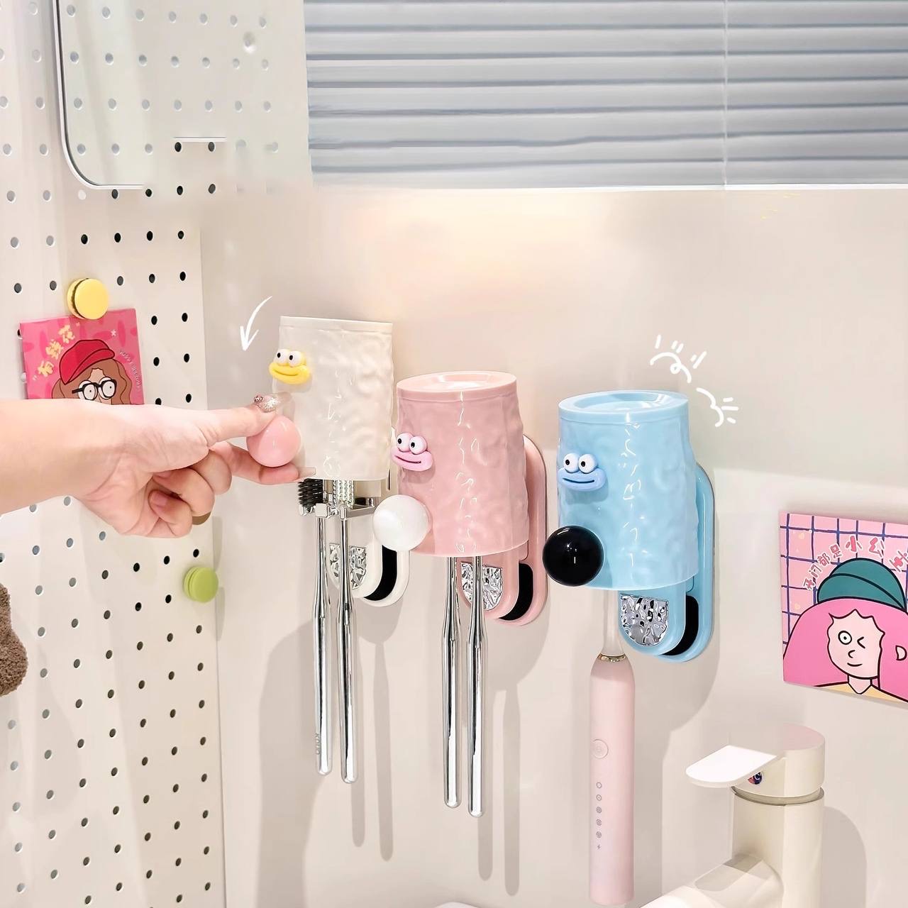 កំប៉ុងដាក់ថ្នាំ និង ច្រាស់ដុះធ្មេញ បិទជាប់ជញ្ជាំង 03