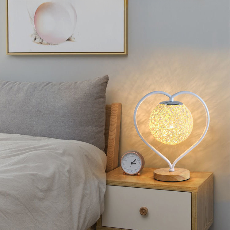 អំពូល​តាំងក្នុងបន្ទប់គេង​ white heart + beige