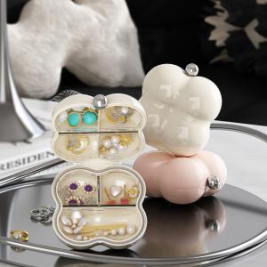 ប្រអប់ដាក់គ្រឿងអលង្ការ រាងផ្កា