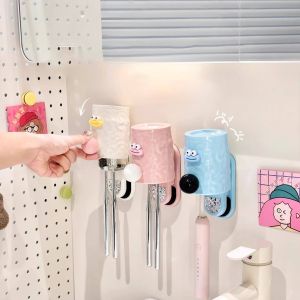 កំប៉ុងដាក់ថ្នាំ និង ច្រាស់ដុះធ្មេញ បិទជាប់ជញ្ជាំង 03