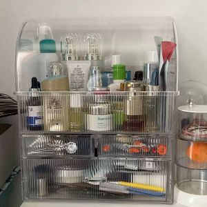 ទូថ្លាឆ្នូត សម្រាប់ដាក់គ្រឿងសម្អាង