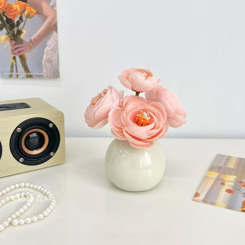 Cream + 4 light pink tea roses